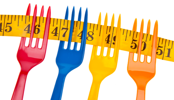 Zentimeter in Gabeln symbolisiert Gewichtsverlust in der Dukan-Diät