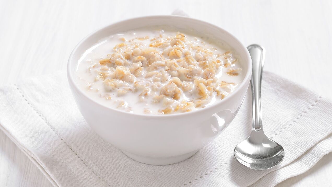 Porridge ist das Hauptmenü bei Gastritis des Magens. 