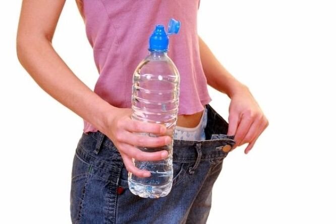 Die erforderliche Menge Wasser pro Tag, um Gewicht zu verlieren